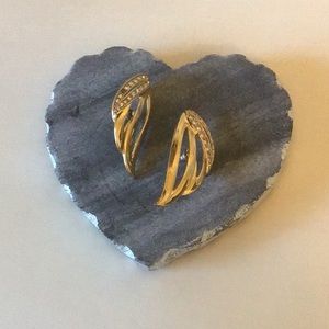 Vintage Monet Art Nuevo style post earring- good condition.missing 1 stone